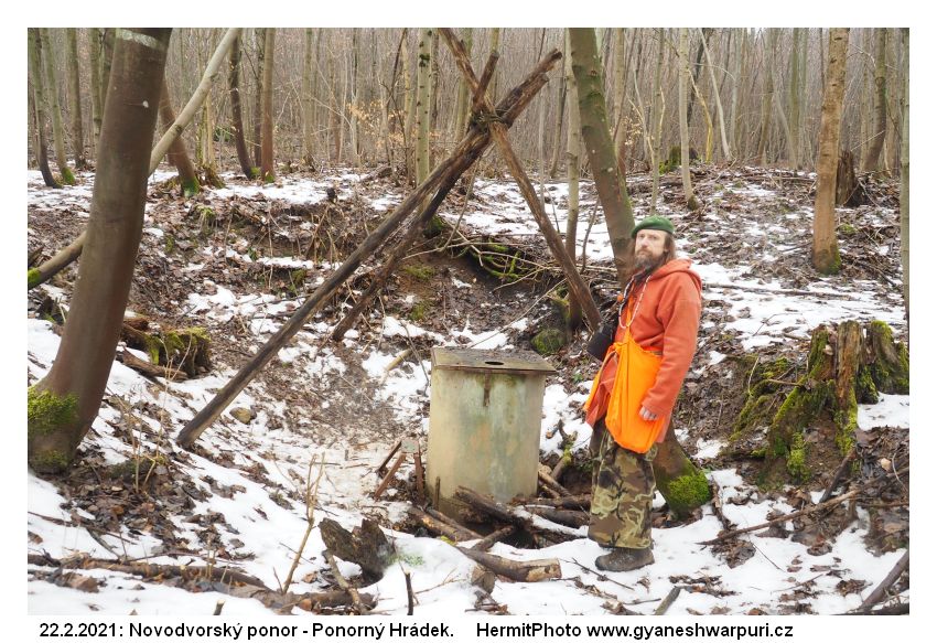 Novodvorský ponor - jeskyně Ponorný hrádek. Poustevník Marek Gyaneshwarpuri.