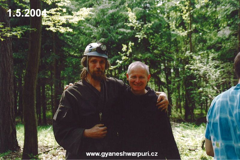 Závrtek Zub - jeskyně Soví komín. Marek Poustevník Šenkyřík a kněz Václav Groh.