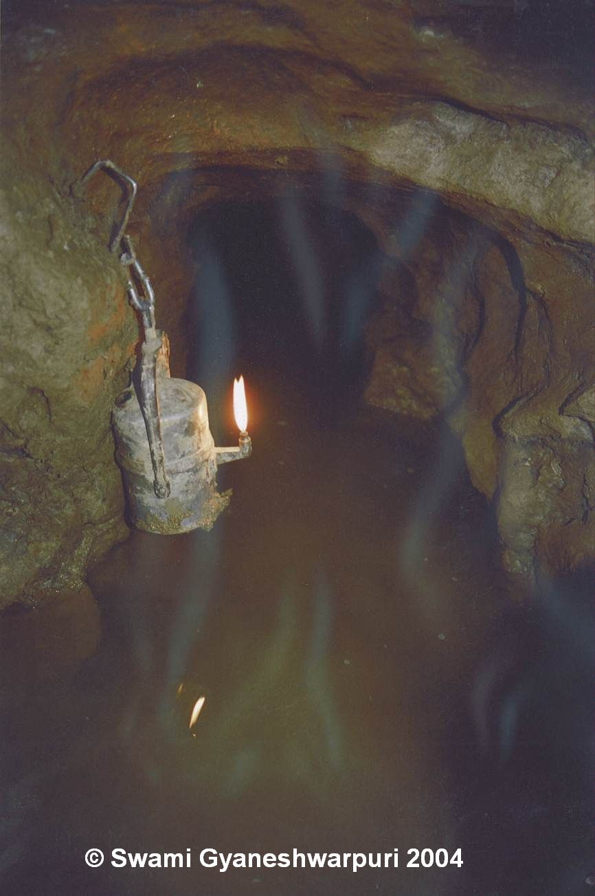 Trativod ozvěny. Současný konec jeskyně Ponorný hrádek. Foto: Marek P. Šenkyřík 2004.